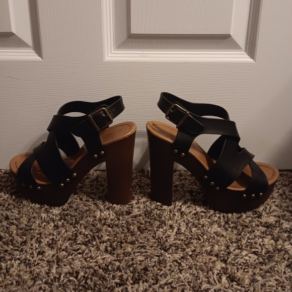 Black Wooden Platform Sandal - Picture 5 of 5